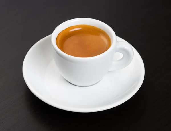 Kopje koffie over zwart — Stockfoto