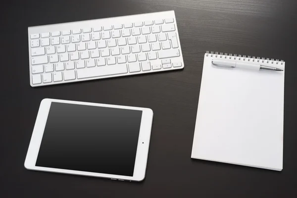 Digitales Tablet und Computertastatur — Stockfoto