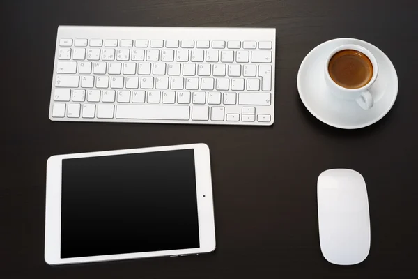 Цифровий планшет на офісному столі . — стокове фото