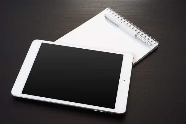 사무실 탁자 위의 디지털 태블릿. — 스톡 사진