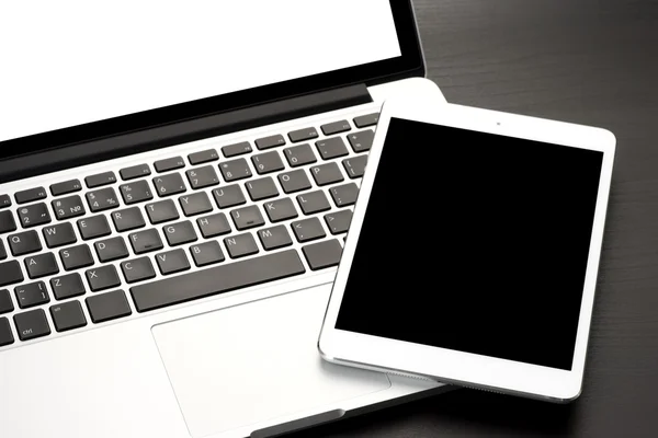 Tablet-Computer mit Laptop — Stockfoto
