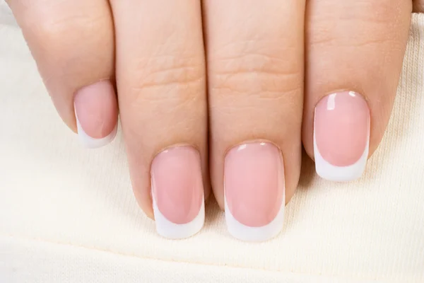 Mani femminili con manicure francese — Foto Stock