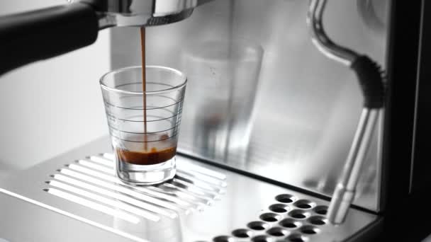 Чашка горячего кофе эспрессо — стоковое видео