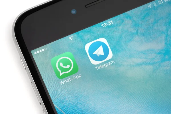 Логотип WhatsApp и Telegram на экране — стоковое фото