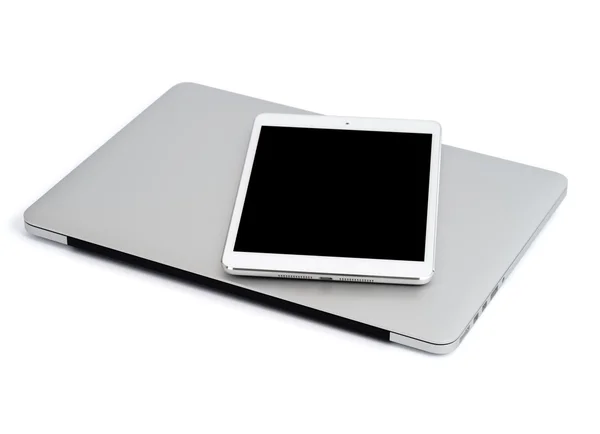 Laptop con tablet su sfondo bianco — Foto Stock