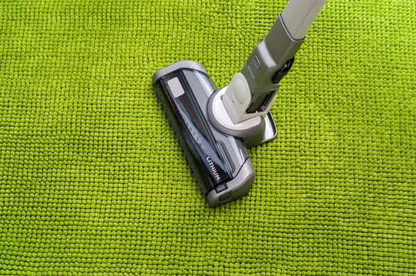 Vacuum cleaner on the floor showing — Stock Photo, Image