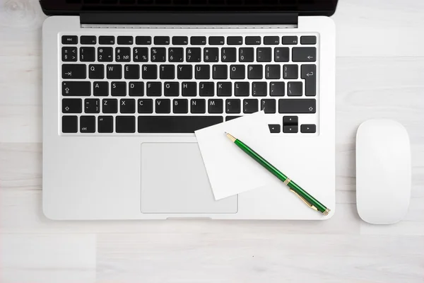 Mesa de escritório, local de trabalho — Fotografia de Stock