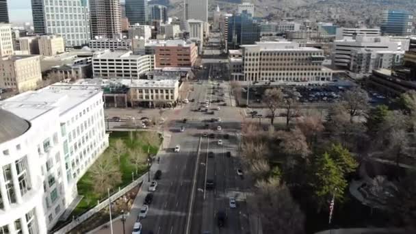 Un grand bâtiment dans une ville — Video