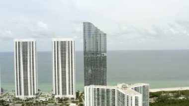 Arka planda büyük bir bina