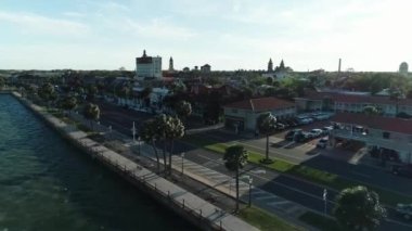 Binanın kenarına park etmiş bir tekne.