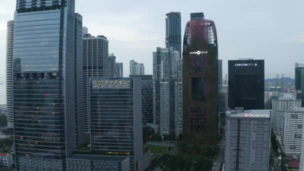 Висока будівля в місті — стокове відео
