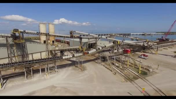 Un jet está estacionado en un muelle — Vídeo de stock