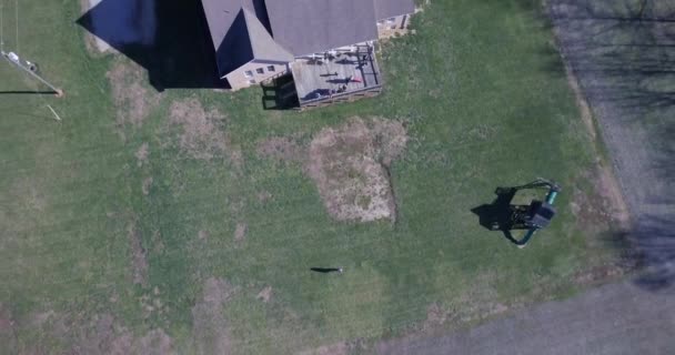Vista aérea de la casa rodeada — Vídeos de Stock