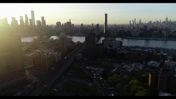 Blick auf eine Stadt bei Sonnenuntergang — Stockvideo