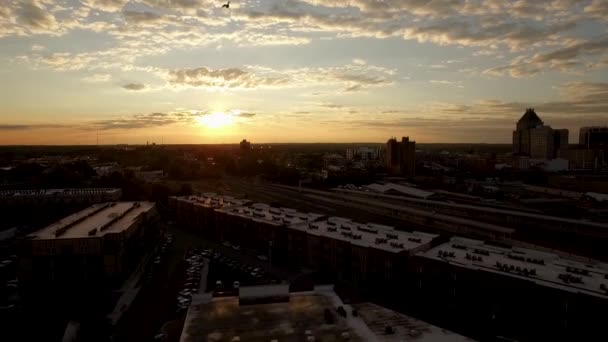 Une vue sur une ville au coucher du soleil — Video