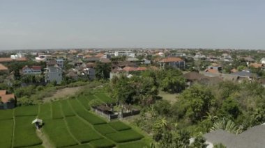 Arka planda büyük bir bina