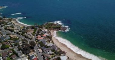 Okyanusun yanındaki su.