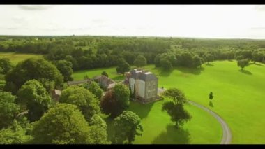 Bahçedeki bir grup insan