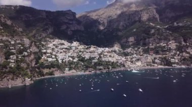 Arka planda büyük bir dağ.