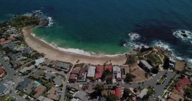 Sahilde bir grup insan.