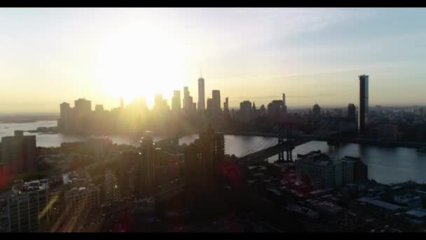 Uma vista de uma cidade ao pôr do sol — Vídeo de Stock