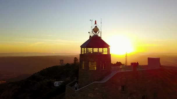 Un gran edificio con una puesta de sol en el fondo — Vídeo de stock