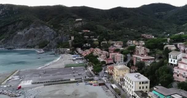 Una barca seduta sulla cima di una montagna — Video Stock