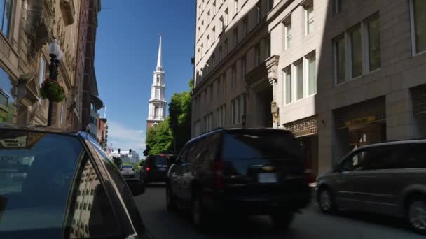 一辆停在城市街道上的汽车 — 图库视频影像