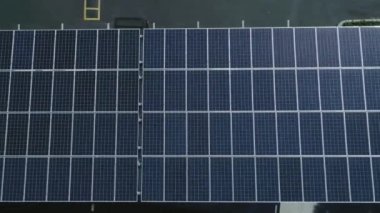 Büyük kare bir bina.