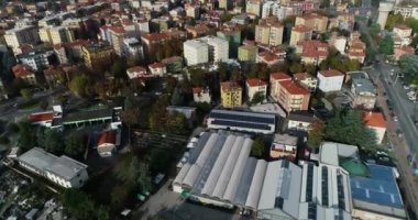 Güneşli bir günde şehir manzarası