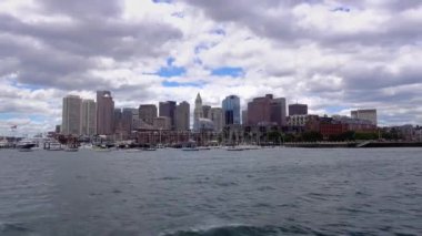 Arkasında bir şehir olan bir su kütlesi.