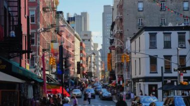 Chinatown caddesinde yürüyen bir grup insan.