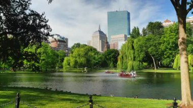 Parkta akan bir nehir.