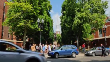 Sokakta yürüyen bir grup insan.