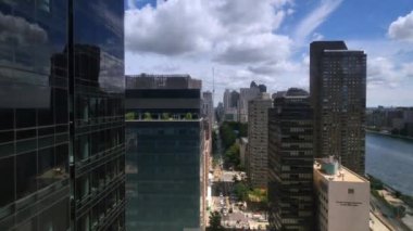 Şehirdeki yüksek bir bina.