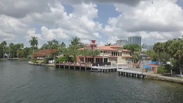 A house surrounded by water — Stock Video