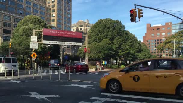 一辆汽车在城市街道上的红绿灯前停下 — 图库视频影像