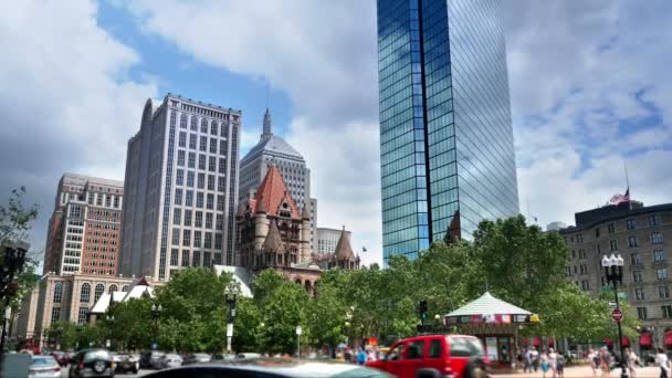 Een hoog gebouw in een stad — Stockvideo