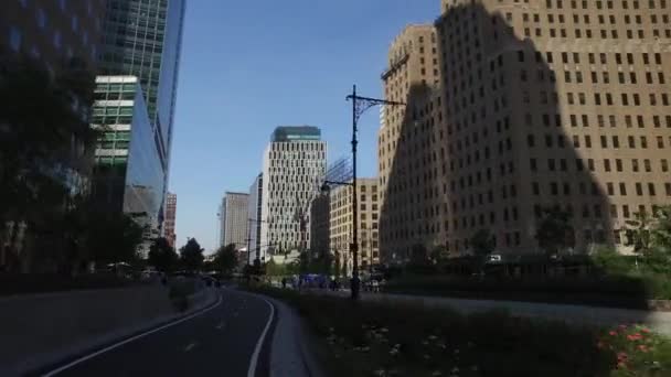 Un letrero al lado de un edificio — Vídeos de Stock