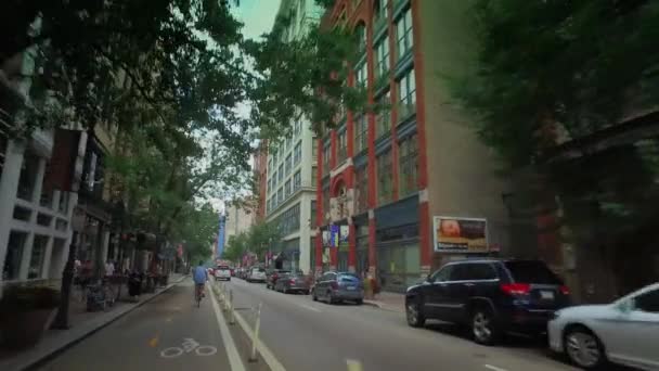 Ein Auto, das auf einer Straße in der Stadt geparkt ist — Stockvideo