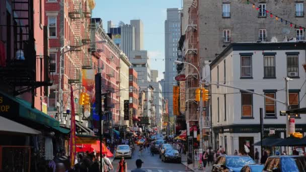 Un primer plano de una concurrida calle de la ciudad con Chinatown al fondo — Vídeos de Stock