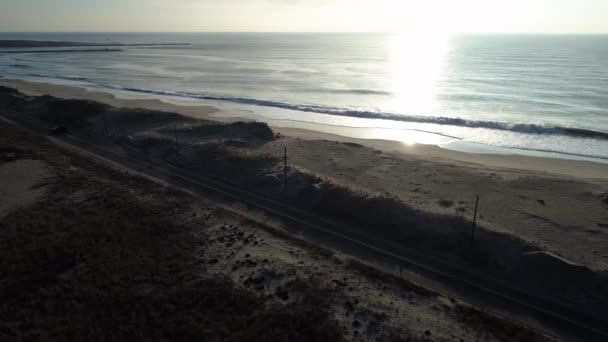 Un cartel en una playa — Vídeo de stock