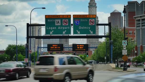 A sign on a city street filled with lots of traffic — Stock Video