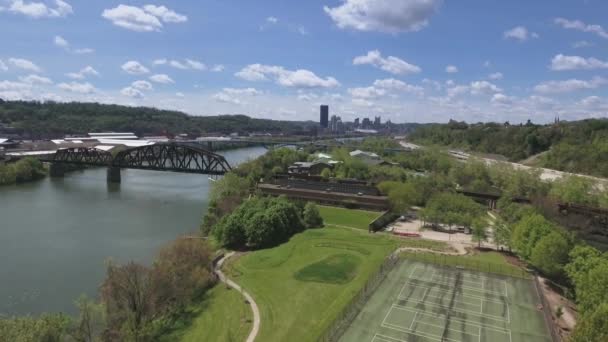 Un train traversant un pont sur une route — Video