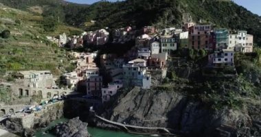 Arkasında dağ olan bir bina.