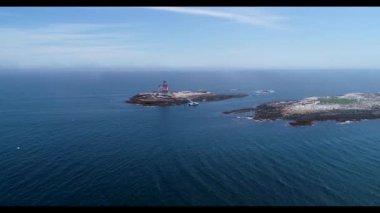 Bir su kütlesinin üstünde bir işaret