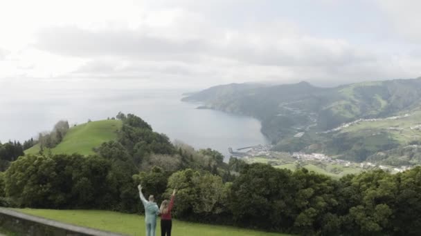 Um edifício com uma montanha ao fundo — Vídeo de Stock