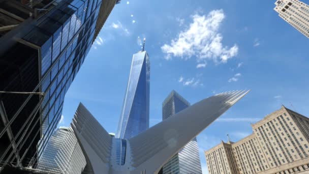 Budova s kovovou věží a modrou oblohou — Stock video