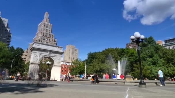 Uma torre de relógio no meio da rua Washington Square Park — Vídeo de Stock