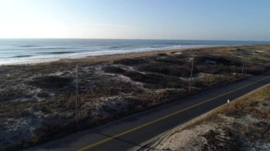 Bir su kütlesinin üzerinde bir köprü